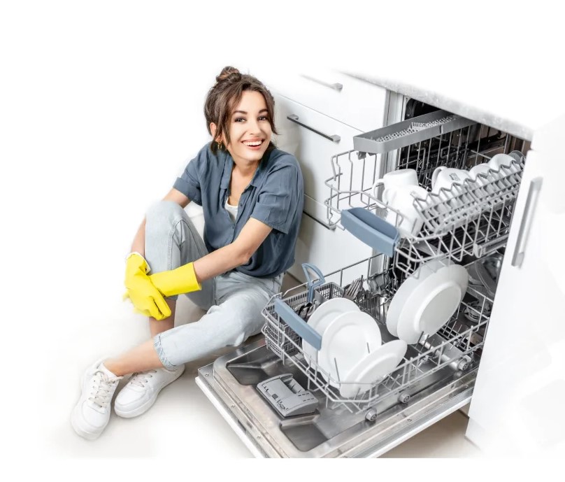 Майстер ремонтує посудомийну машину